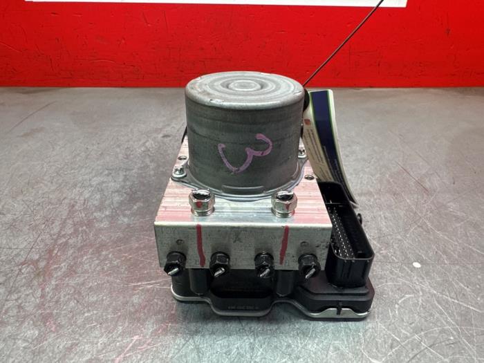 ABS Pomp van een Toyota Yaris Cross (PB1/PJ1) 1.5 12V Hybrid 115 2022