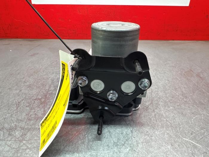 ABS Pomp van een Toyota Yaris Cross (PB1/PJ1) 1.5 12V Hybrid 115 2022