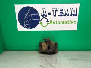 Begagnade Främre bromsok, höger Opel Agila (A) 1.2 16V Twin Port Pris € 29,99 Marginaltabell erbjuds av A-team Automotive