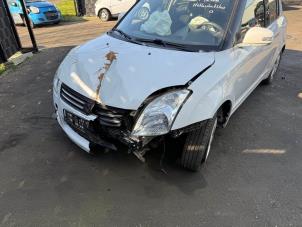 Gebruikte Koplamp links Suzuki Swift (ZA/ZC/ZD1/2/3/9) 1.3 VVT 16V Prijs op aanvraag aangeboden door A-team Automotive