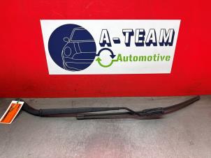 Gebruikte Ruitenwisserarm voor Renault Scénic II (JM) 2.0 16V Prijs € 19,99 Margeregeling aangeboden door A-Team Automotive