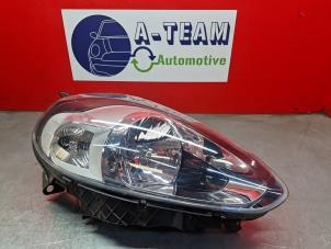 Gebruikte Koplamp rechts Fiat Grande Punto (199) 1.2 Prijs € 49,99 Margeregeling aangeboden door A-Team Automotive