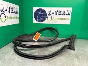 Begagnade Främre dörrtätning, 4-dörrars, höger Lamborghini Urus 4.0 V8 Pris € 124,99 Marginaltabell erbjuds av A-team Automotive