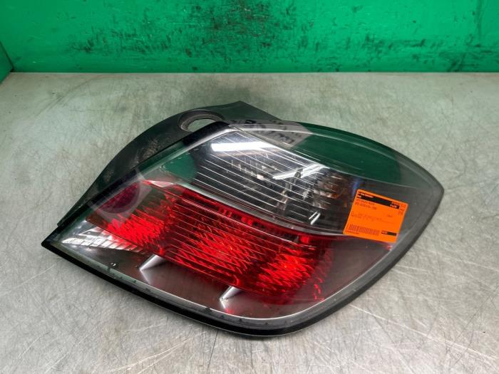 Achterlicht rechts van een Opel Astra H GTC (L08)  2006