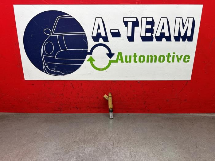 Injector (benzine injectie) van een Toyota Prius Plus (ZVW4) 1.8 Hybrid 16V 2012
