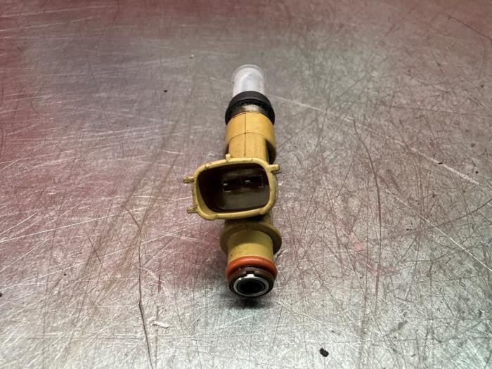 Injector (benzine injectie) van een Toyota Prius Plus (ZVW4) 1.8 Hybrid 16V 2012