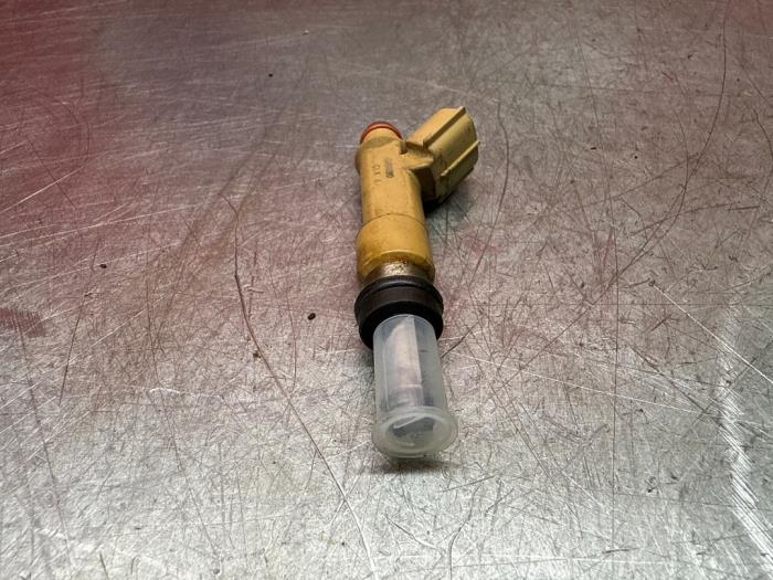Injector (benzine injectie) van een Toyota Prius Plus (ZVW4) 1.8 Hybrid 16V 2012