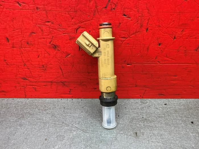 Injector (benzine injectie) van een Toyota Prius Plus (ZVW4) 1.8 Hybrid 16V 2012