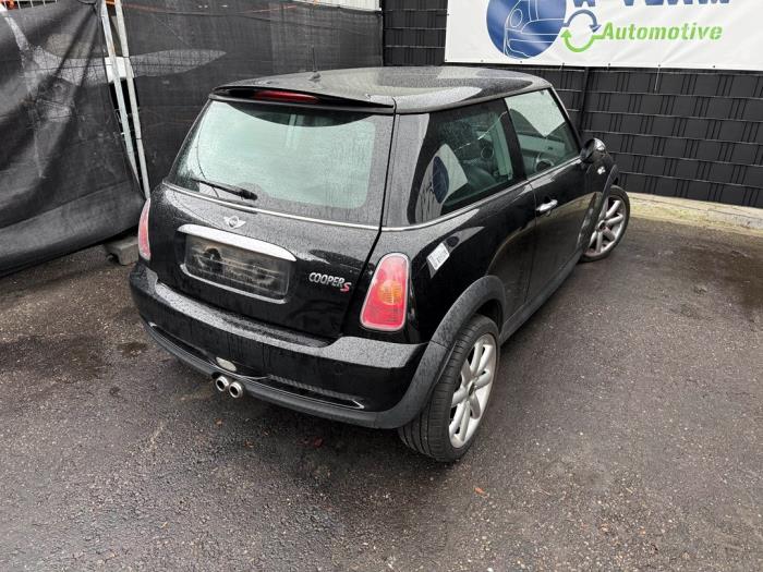 Drivaxel, vänster fram från en MINI Mini Cooper S (R53) 1.6 16V 2004