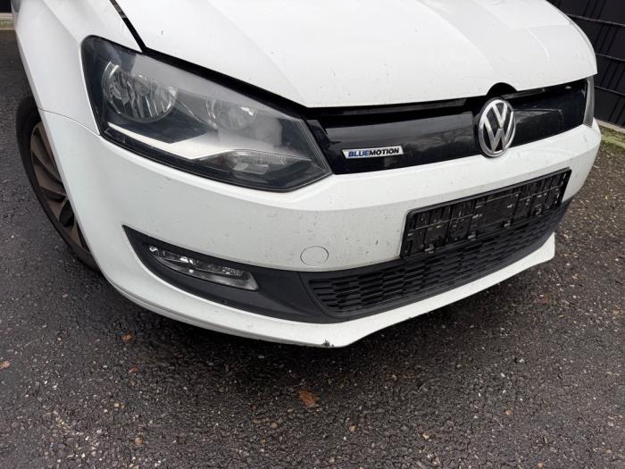 Främre stötfångare från en Volkswagen Polo V (6R) 1.4 TDI DPF BlueMotion technology 2014