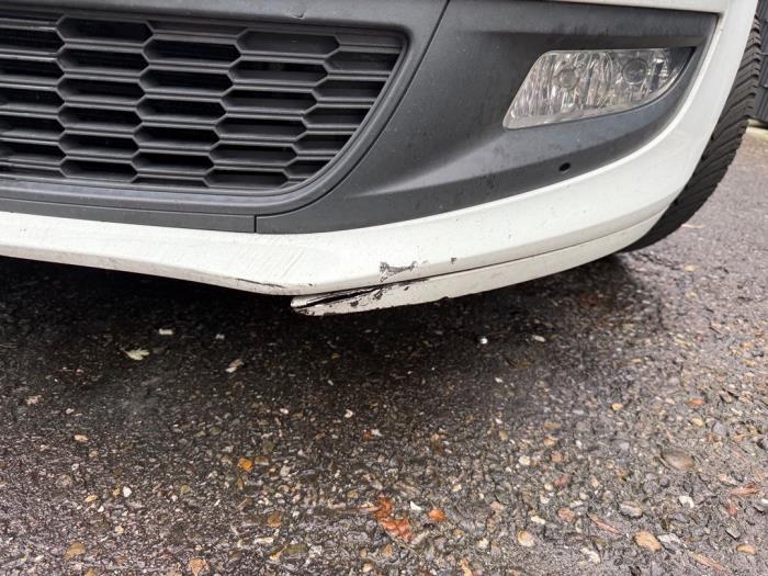Främre stötfångare från en Volkswagen Polo V (6R) 1.4 TDI DPF BlueMotion technology 2014