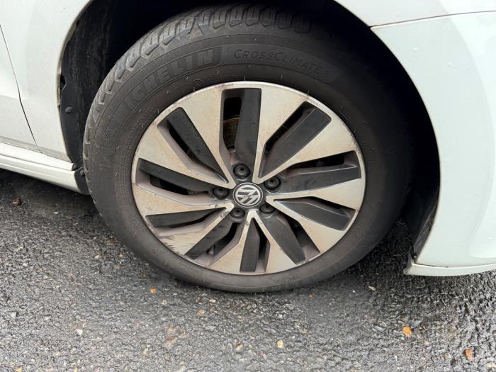 Hjuluppsättning + däck från en Volkswagen Polo V (6R) 1.4 TDI DPF BlueMotion technology 2014