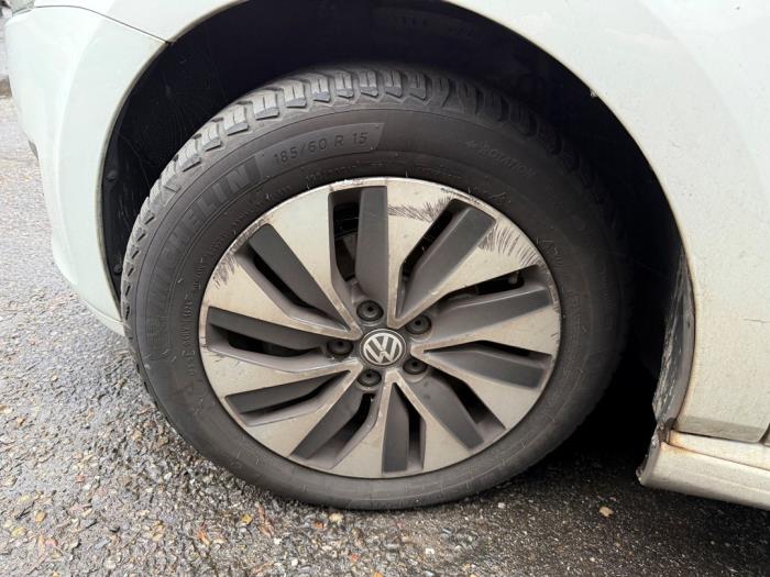 Hjuluppsättning + däck från en Volkswagen Polo V (6R) 1.4 TDI DPF BlueMotion technology 2014