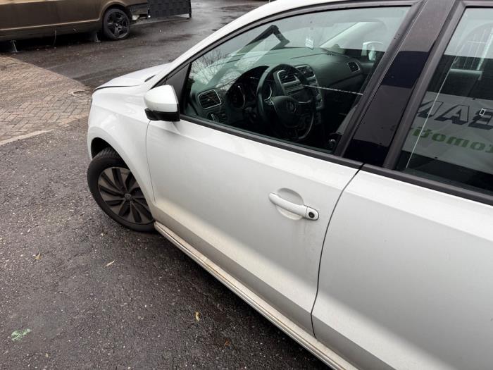 Dörr, 4-dörrars, vänster fram från en Volkswagen Polo V (6R) 1.4 TDI DPF BlueMotion technology 2014