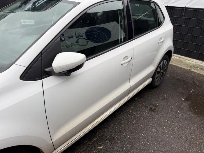 Dörr, 4-dörrars, vänster fram från en Volkswagen Polo V (6R) 1.4 TDI DPF BlueMotion technology 2014