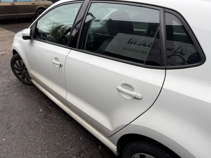 Bakdörr, 4-dörrars, vänster från en Volkswagen Polo V (6R) 1.4 TDI DPF BlueMotion technology 2014