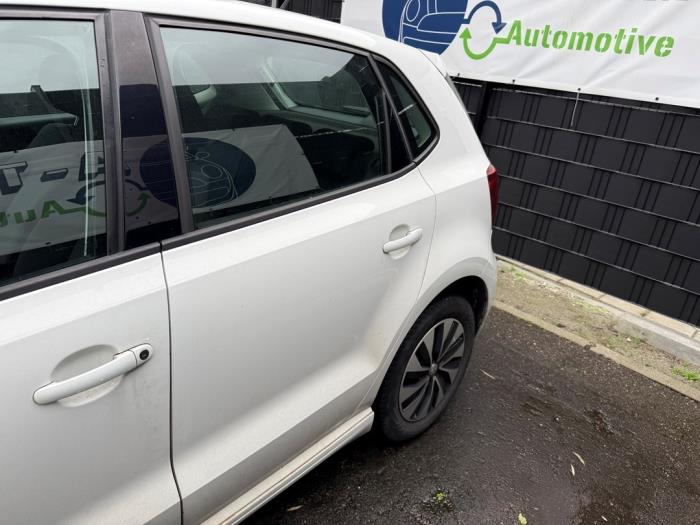 Bakdörr, 4-dörrars, vänster från en Volkswagen Polo V (6R) 1.4 TDI DPF BlueMotion technology 2014