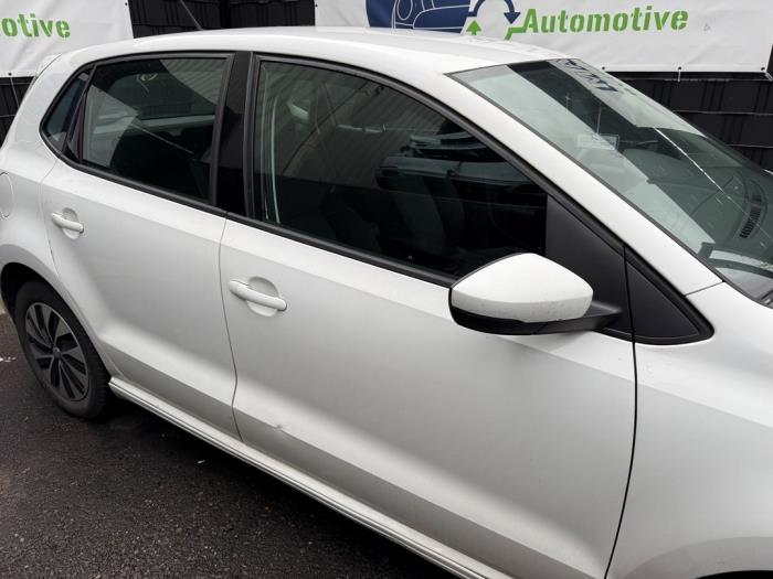 Framdörr, 4-dörrars, höger från en Volkswagen Polo V (6R) 1.4 TDI DPF BlueMotion technology 2014