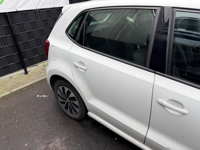 Bakdörr, 4-dörrars, höger från en Volkswagen Polo V (6R) 1.4 TDI DPF BlueMotion technology 2014