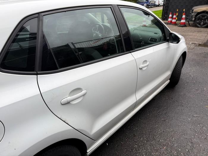 Bakdörr, 4-dörrars, höger från en Volkswagen Polo V (6R) 1.4 TDI DPF BlueMotion technology 2014