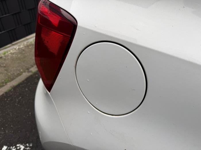 Tanklucka från en Volkswagen Polo V (6R) 1.4 TDI DPF BlueMotion technology 2014