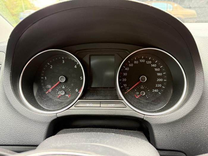 Instrumentpanel från en Volkswagen Polo V (6R) 1.4 TDI DPF BlueMotion technology 2014