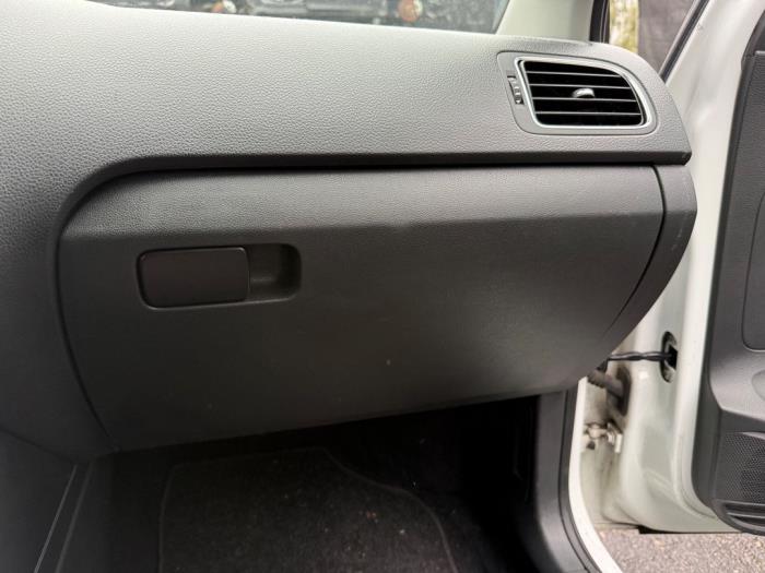 Handskfack från en Volkswagen Polo V (6R) 1.4 TDI DPF BlueMotion technology 2014