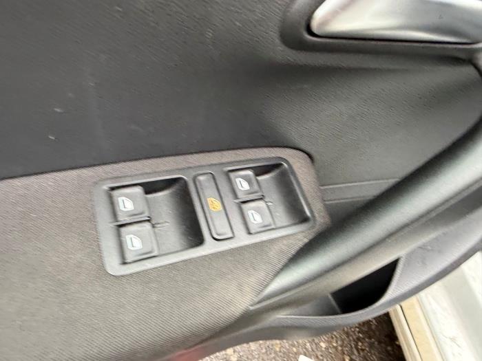 Brytare, eldrivna fönster från en Volkswagen Polo V (6R) 1.4 TDI DPF BlueMotion technology 2014