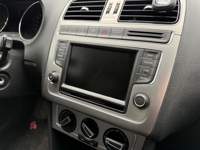 Kontrollenhet, multimediadisplay från en Volkswagen Polo V (6R) 1.4 TDI DPF BlueMotion technology 2014