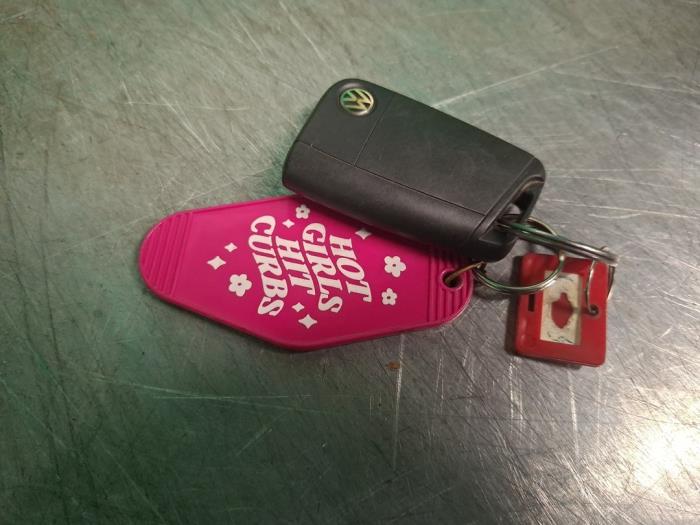 Tändningslås + nyckel från en Volkswagen Polo V (6R) 1.4 TDI DPF BlueMotion technology 2014