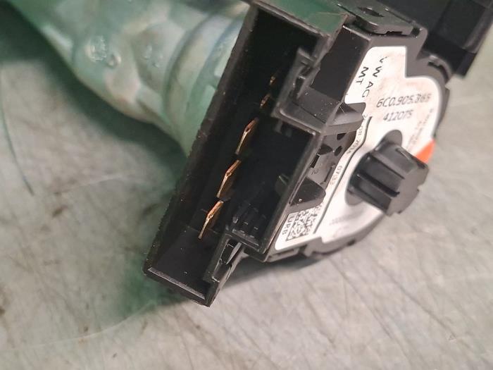 Tändningslås + nyckel från en Volkswagen Polo V (6R) 1.4 TDI DPF BlueMotion technology 2014