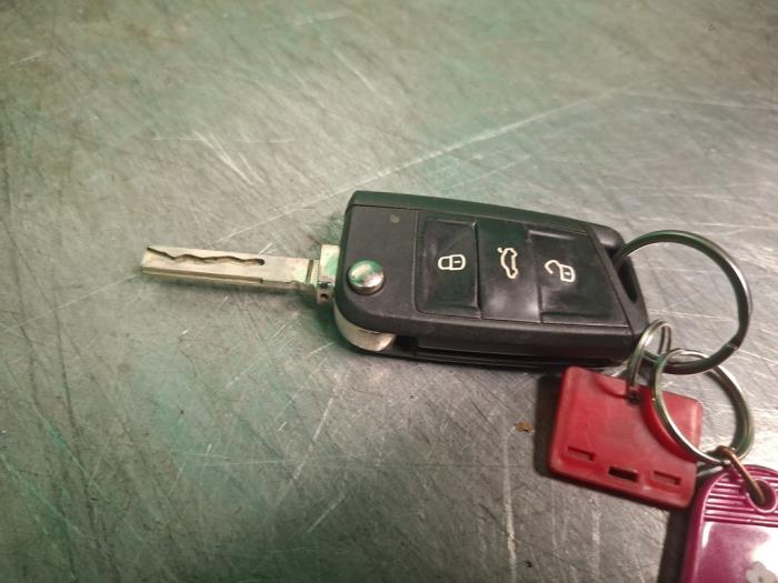 Tändningslås + nyckel från en Volkswagen Polo V (6R) 1.4 TDI DPF BlueMotion technology 2014