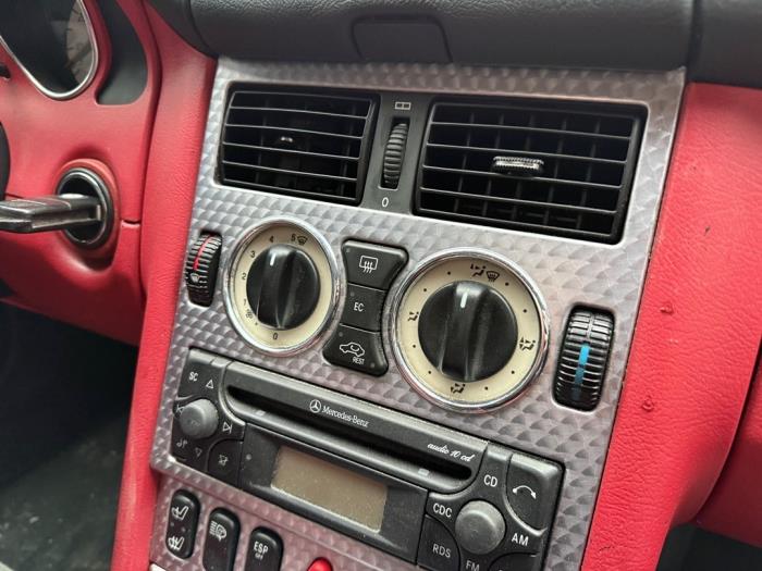 Kachel Bedieningspaneel van een Mercedes-Benz SLK (R170) 2.3 230 K 16V 2000