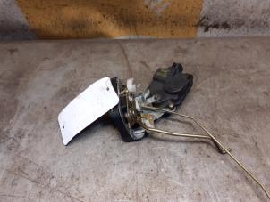 Begagnade Dörrlåsmekanism, 2-dörrars, vänster Suzuki Jimny Hardtop 1.3i 16V 4x4 Pris € 35,00 Marginaltabell erbjuds av Yellow Parts