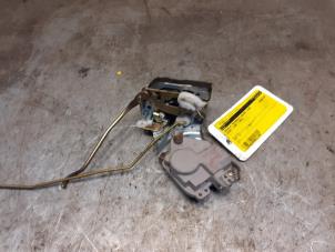 Begagnade Dörrlåsmekanism, 2-dörrars, vänster Suzuki Jimny Softtop 1.3i 16V 4x4 Pris € 35,00 Marginaltabell erbjuds av Yellow Parts