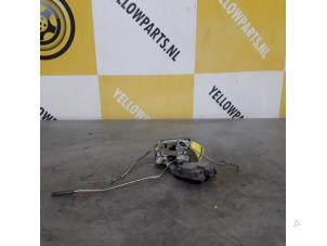 Begagnade Dörrlåsmekanism, 2-dörrars, vänster Suzuki Jimny Hardtop 1.3i 16V 4x4 Pris € 35,00 Marginaltabell erbjuds av Yellow Parts