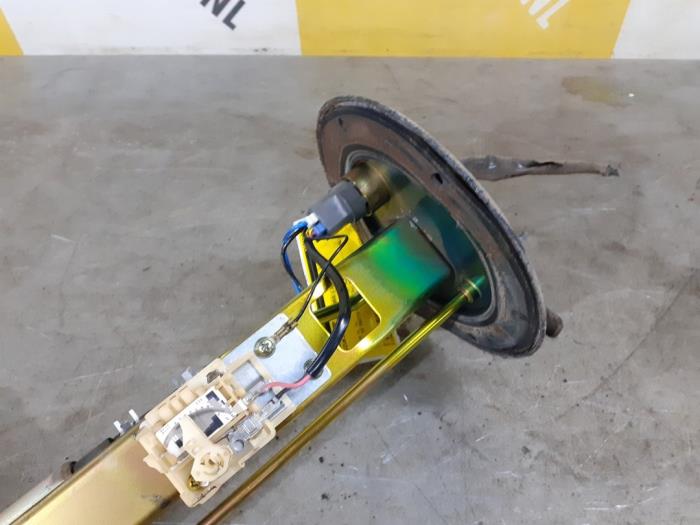 Benzinepomp van een Suzuki Grand Vitara I (FT/GT/HT) 2.0 16V 2002