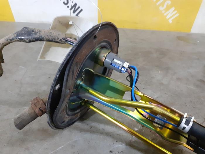 Benzinepomp van een Suzuki Grand Vitara I (FT/GT/HT) 2.0 16V 2002