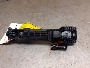 Begagnade Dörrhandtag, 4-dörrars, vänster fram Suzuki SX4 (EY/GY) 1.6 16V VVT Comfort,Exclusive Autom. Pris € 20,00 Marginaltabell erbjuds av Yellow Parts