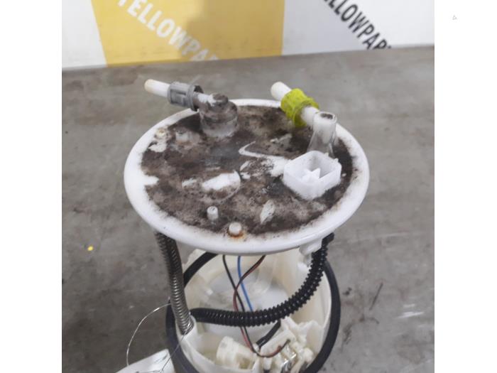 Benzinepomp van een Suzuki Grand Vitara II (JT) 2.0 16V 2006