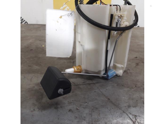 Benzinepomp van een Suzuki Grand Vitara II (JT) 2.0 16V 2006