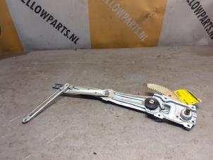 Gebruikte Ruitmechaniek 2Deurs links-voor Suzuki Alto (SB308) 0.8 GA,GL,GLX Prijs € 39,99 Margeregeling aangeboden door Yellow Parts
