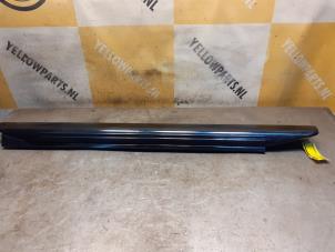 Gebruikte Zijskirt rechts Suzuki Jimny Softtop 1.3i 16V 4x4 Prijs € 39,99 Margeregeling aangeboden door Yellow Parts