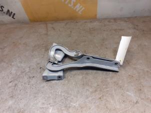 Gebruikte Motorkap Scharnier Suzuki Celerio (LF) 1.0 12V Prijs € 39,99 Margeregeling aangeboden door Yellow Parts