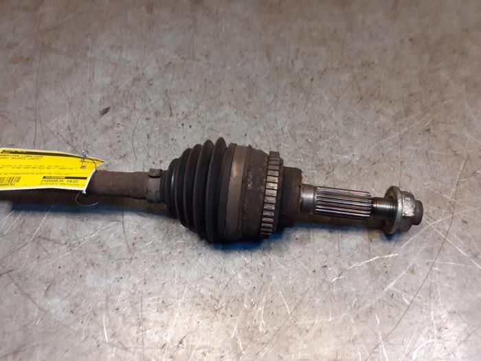 Aandrijfas links-voor van een Suzuki Celerio (LF) 1.0 12V 2015