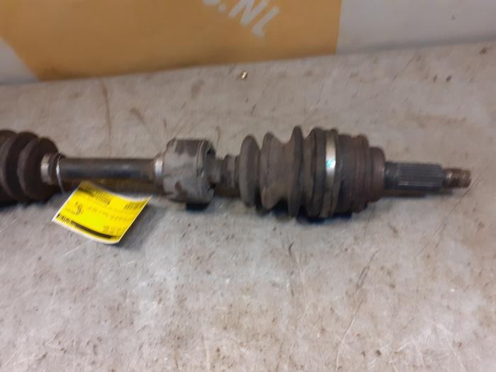 Drivaxel, vänster fram från en Suzuki Ignis (FH) 1.3 16V 2003