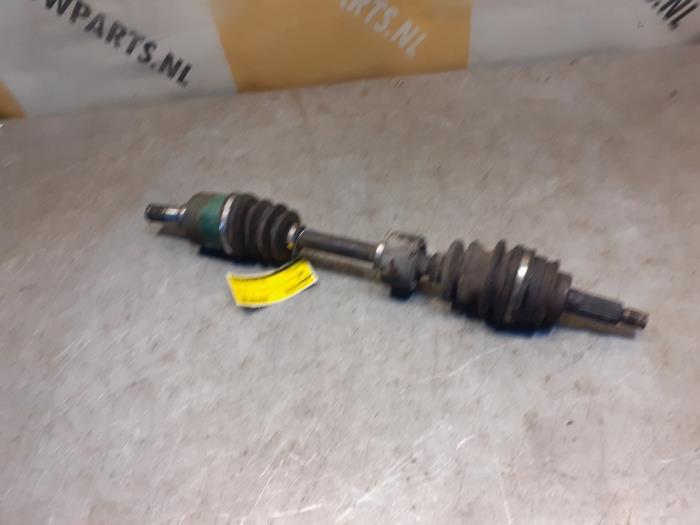 Drivaxel, vänster fram från en Suzuki Ignis (FH) 1.3 16V 2003