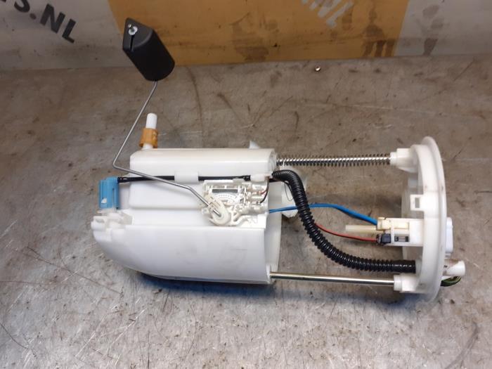 Benzinepomp van een Suzuki Grand Vitara II (JT) 2.0 16V 2008