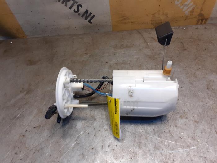 Benzinepomp van een Suzuki Grand Vitara II (JT) 2.0 16V 2008