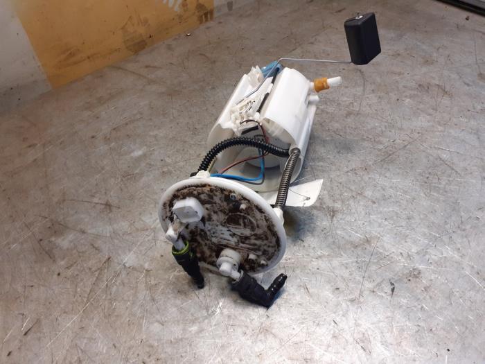 Benzinepomp van een Suzuki Grand Vitara II (JT) 2.0 16V 2008